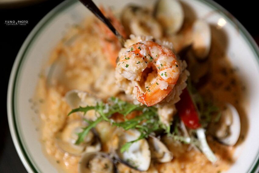 隱身在城市鬧區裡的質感義式餐廳！每個角落都超好拍｜嶼里With You(台中東區義大利麵、輕食、下午茶推薦)