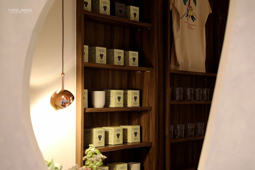 隱身在城市鬧區裡的質感義式餐廳！每個角落都超好拍｜嶼里With You(台中東區義大利麵、輕食、下午茶推薦)