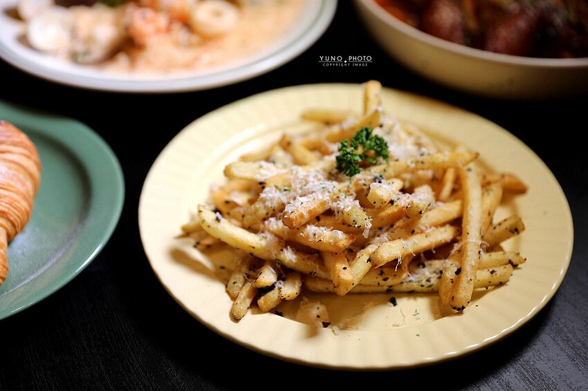 隱身在城市鬧區裡的質感義式餐廳！每個角落都超好拍｜嶼里With You(台中東區義大利麵、輕食、下午茶推薦)