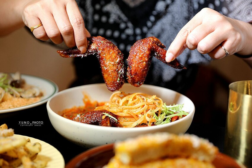 隱身在城市鬧區裡的質感義式餐廳！每個角落都超好拍｜嶼里With You(台中東區義大利麵、輕食、下午茶推薦)