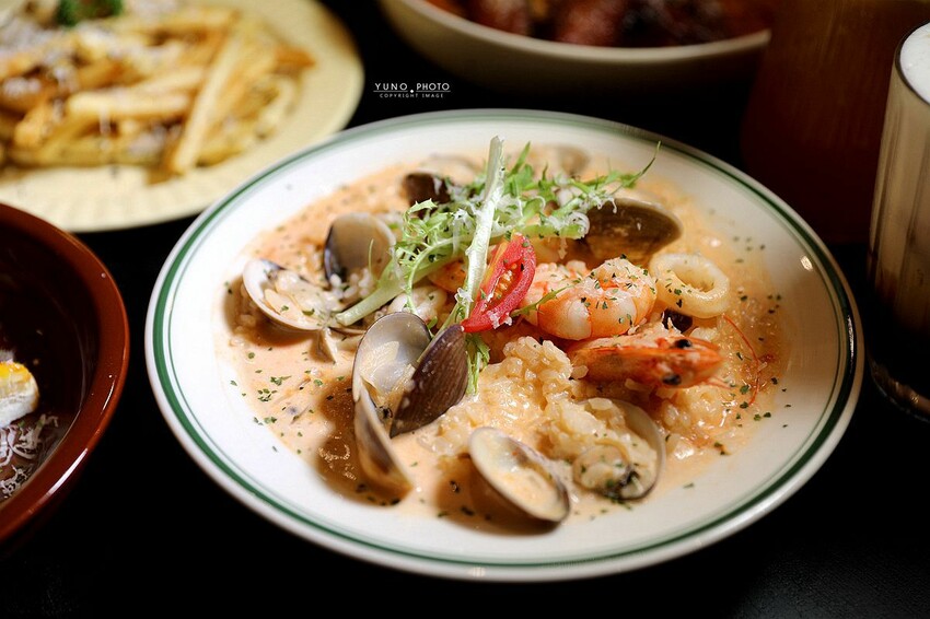 隱身在城市鬧區裡的質感義式餐廳！每個角落都超好拍｜嶼里With You(台中東區義大利麵、輕食、下午茶推薦)