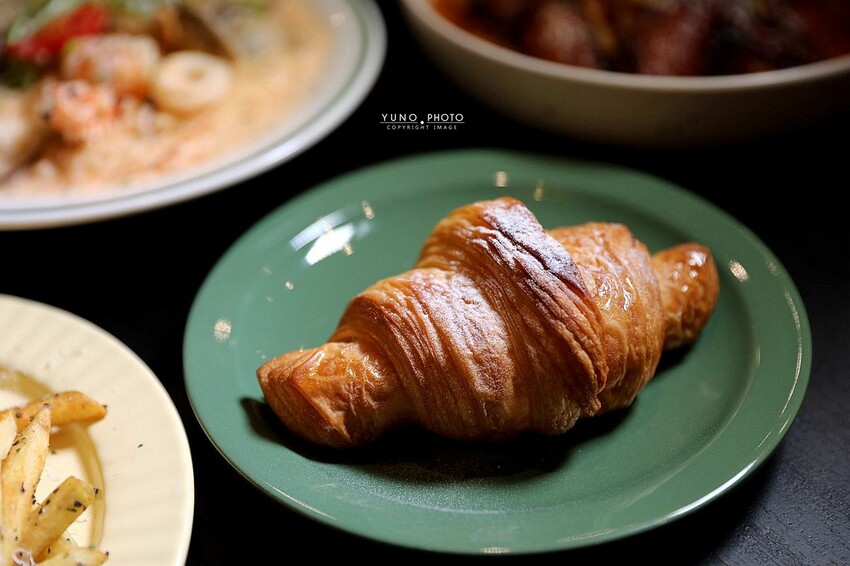 隱身在城市鬧區裡的質感義式餐廳！每個角落都超好拍｜嶼里With You(台中東區義大利麵、輕食、下午茶推薦)