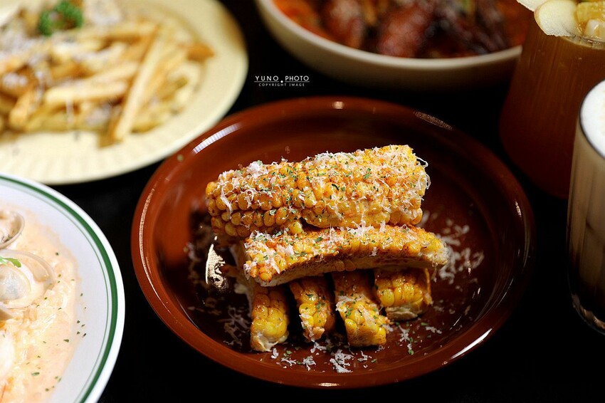 隱身在城市鬧區裡的質感義式餐廳！每個角落都超好拍｜嶼里With You(台中東區義大利麵、輕食、下午茶推薦)