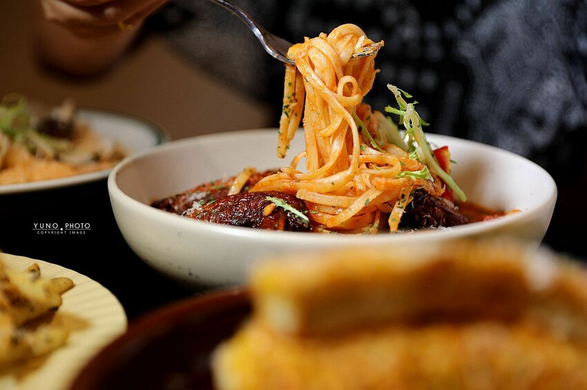 隱身在城市鬧區裡的質感義式餐廳！每個角落都超好拍｜嶼里With You(台中東區義大利麵、輕食、下午茶推薦)