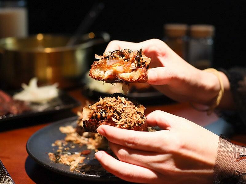 新竹巨城周邊美食！黑色老宅WULI ISLAND LAB日式炭烤串燒、牛排，老宅氛圍超Chill