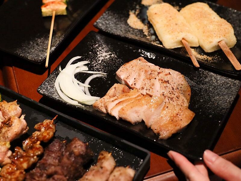 新竹巨城周邊美食！黑色老宅WULI ISLAND LAB日式炭烤串燒、牛排，老宅氛圍超Chill