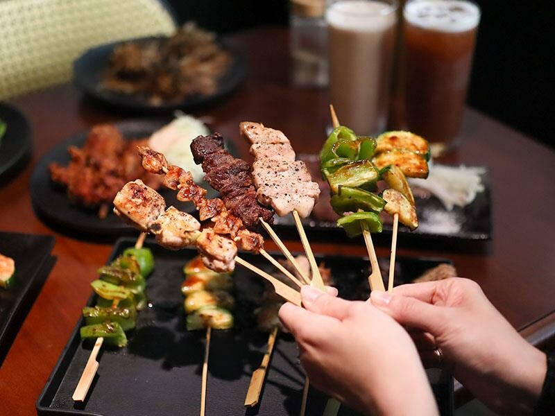 新竹巨城周邊美食！黑色老宅WULI ISLAND LAB日式炭烤串燒、牛排，老宅氛圍超Chill