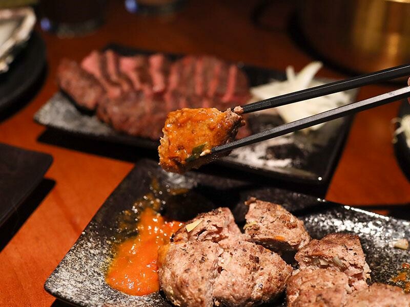 新竹巨城周邊美食！黑色老宅WULI ISLAND LAB日式炭烤串燒、牛排，老宅氛圍超Chill