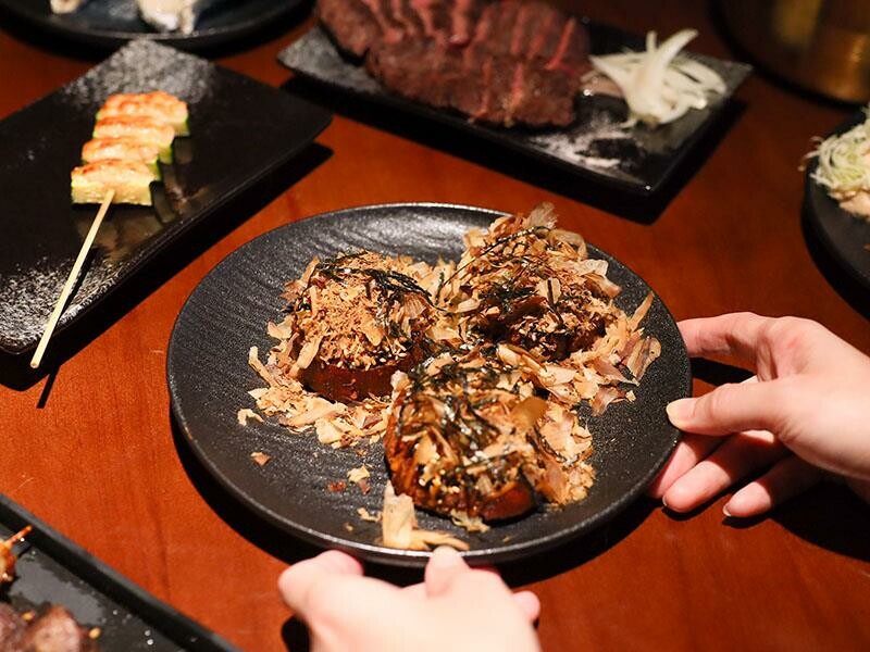 新竹巨城周邊美食！黑色老宅WULI ISLAND LAB日式炭烤串燒、牛排，老宅氛圍超Chill