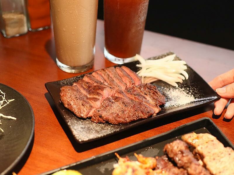 新竹巨城周邊美食！黑色老宅WULI ISLAND LAB日式炭烤串燒、牛排，老宅氛圍超Chill