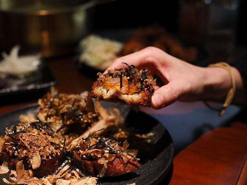 新竹巨城周邊美食！黑色老宅WULI ISLAND LAB日式炭烤串燒、牛排，老宅氛圍超Chill