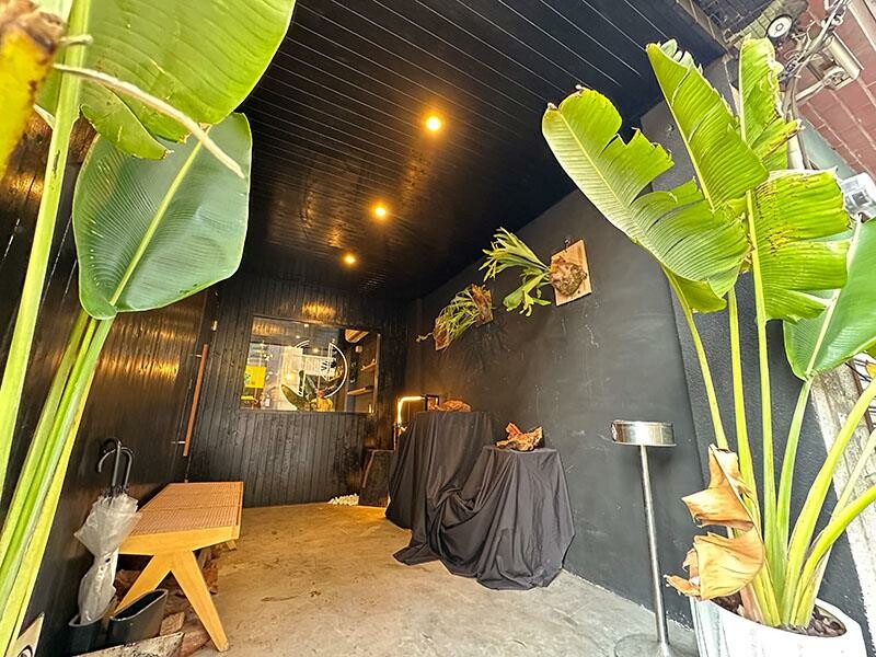 新竹巨城周邊美食！黑色老宅WULI ISLAND LAB日式炭烤串燒、牛排，老宅氛圍超Chill