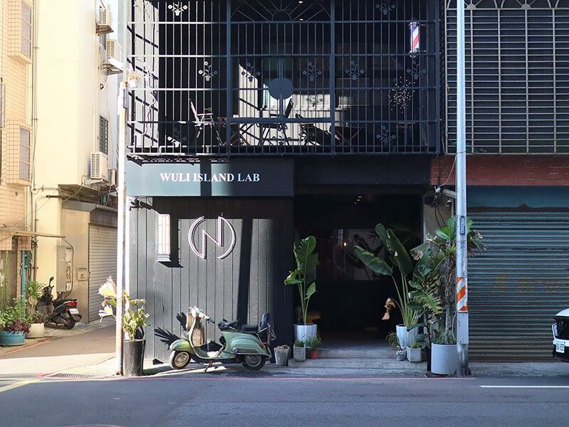 新竹巨城周邊美食！黑色老宅WULI ISLAND LAB日式炭烤串燒、牛排，老宅氛圍超Chill