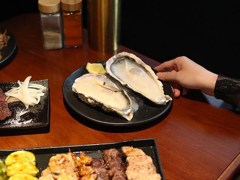 新竹巨城周邊美食！黑色老宅WULI ISLAND LAB日式炭烤串燒、牛排，老宅氛圍超Chill