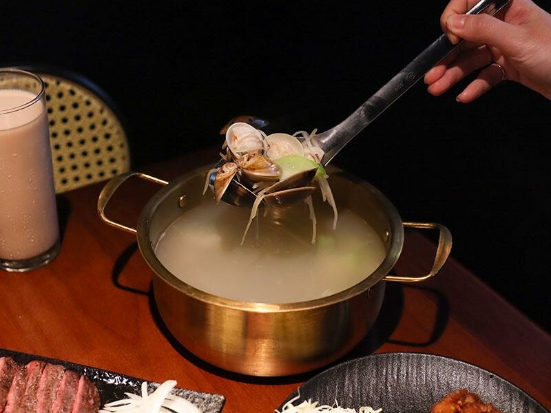 新竹巨城周邊美食！黑色老宅WULI ISLAND LAB日式炭烤串燒、牛排，老宅氛圍超Chill