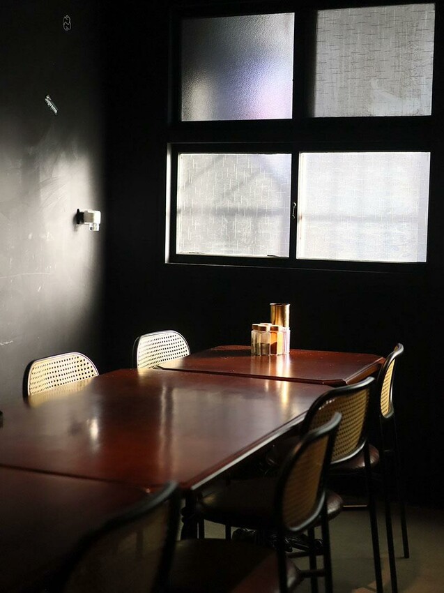 新竹巨城周邊美食！黑色老宅WULI ISLAND LAB日式炭烤串燒、牛排，老宅氛圍超Chill