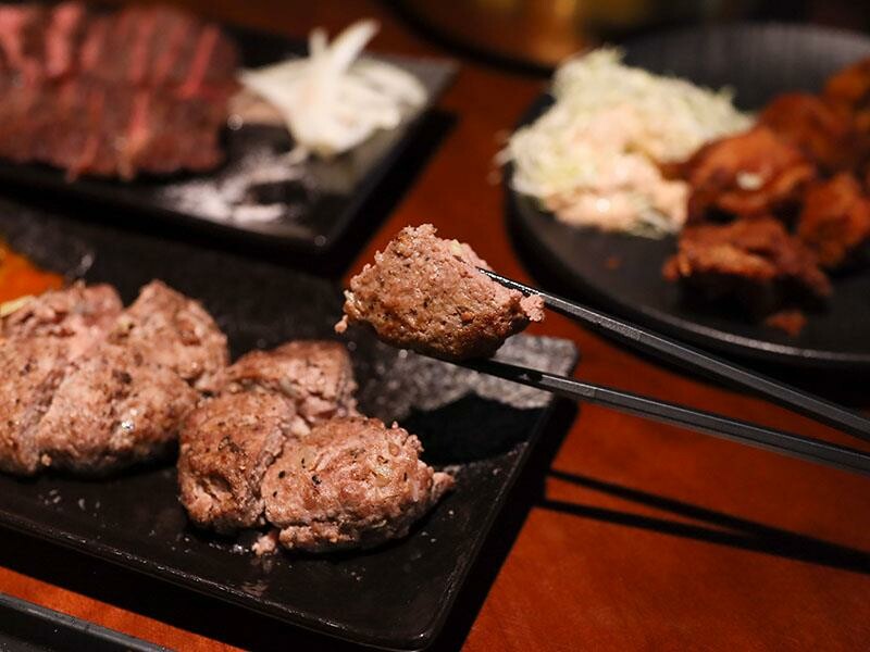 新竹巨城周邊美食！黑色老宅WULI ISLAND LAB日式炭烤串燒、牛排，老宅氛圍超Chill