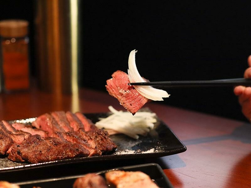 新竹巨城周邊美食！黑色老宅WULI ISLAND LAB日式炭烤串燒、牛排，老宅氛圍超Chill