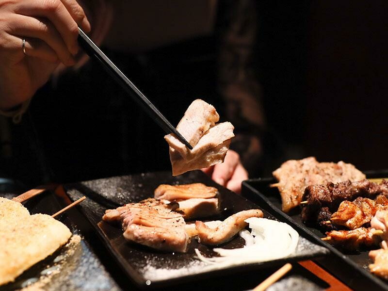 新竹巨城周邊美食！黑色老宅WULI ISLAND LAB日式炭烤串燒、牛排，老宅氛圍超Chill