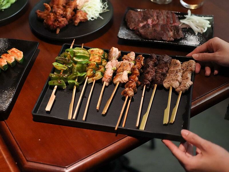 新竹巨城周邊美食！黑色老宅WULI ISLAND LAB日式炭烤串燒、牛排，老宅氛圍超Chill