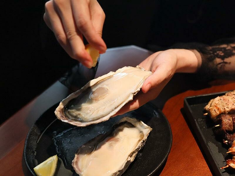 新竹巨城周邊美食！黑色老宅WULI ISLAND LAB日式炭烤串燒、牛排，老宅氛圍超Chill