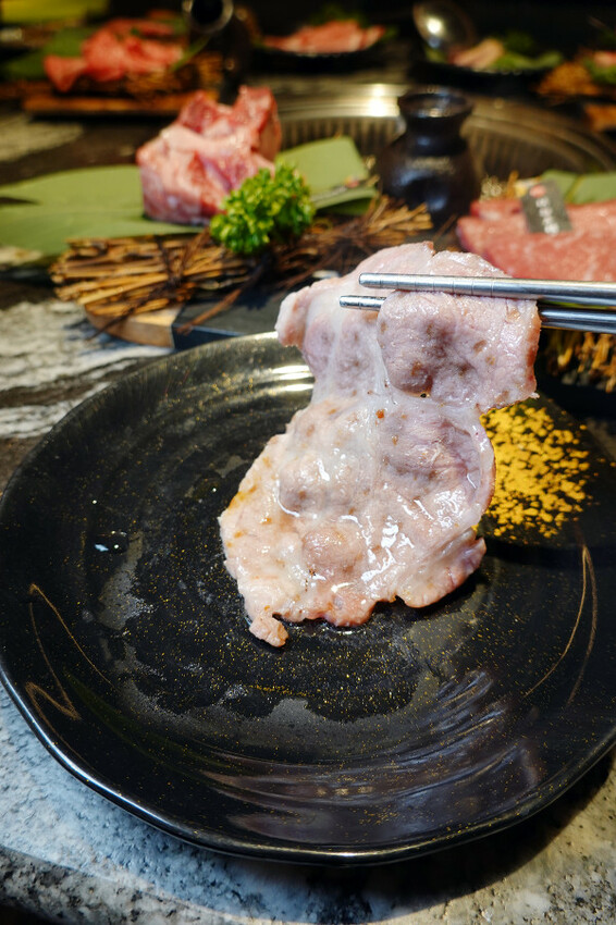 桃園市桃園區燒肉新霸主登場!野村燒肉桃園店讓你一次吃遍150道美味,全日營業無午休的燒肉天堂,生啤酒、哈根吃到爽