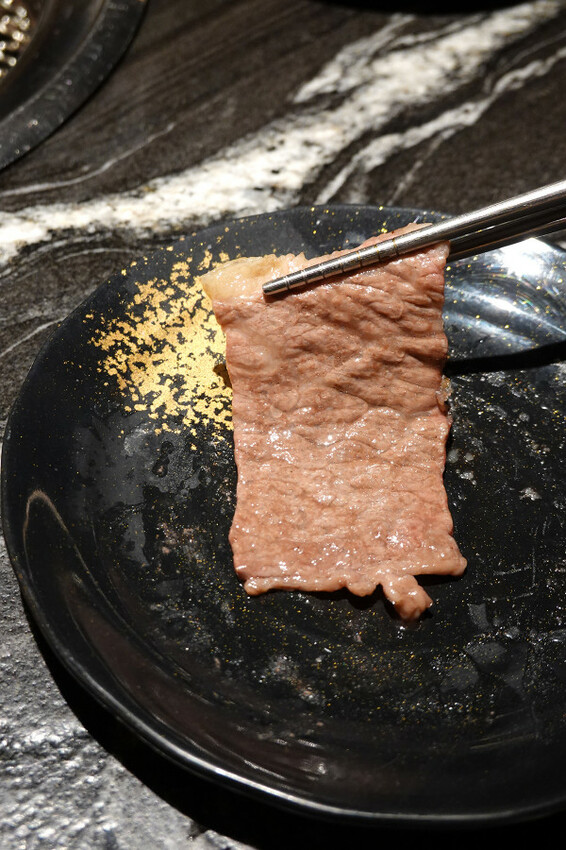 桃園市桃園區燒肉新霸主登場!野村燒肉桃園店讓你一次吃遍150道美味,全日營業無午休的燒肉天堂,生啤酒、哈根吃到爽