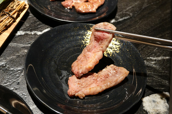 桃園市桃園區燒肉新霸主登場!野村燒肉桃園店讓你一次吃遍150道美味,全日營業無午休的燒肉天堂,生啤酒、哈根吃到爽