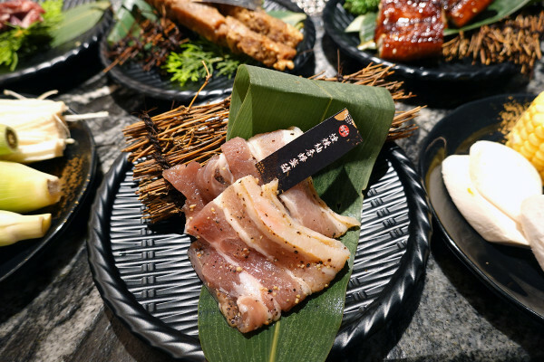 桃園市桃園區燒肉新霸主登場!野村燒肉桃園店讓你一次吃遍150道美味,全日營業無午休的燒肉天堂,生啤酒、哈根吃到爽