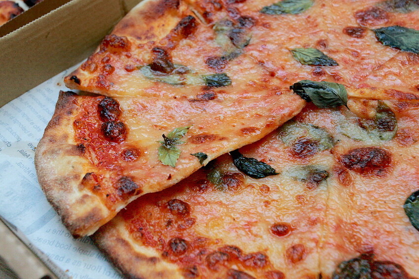 高雄市左營區吃。高雄美食｜左營區。「JAN's Table｜酸種羅馬披薩」龍華市場美食，超酥脆薄皮用料實在酸種薄皮披薩「JAN