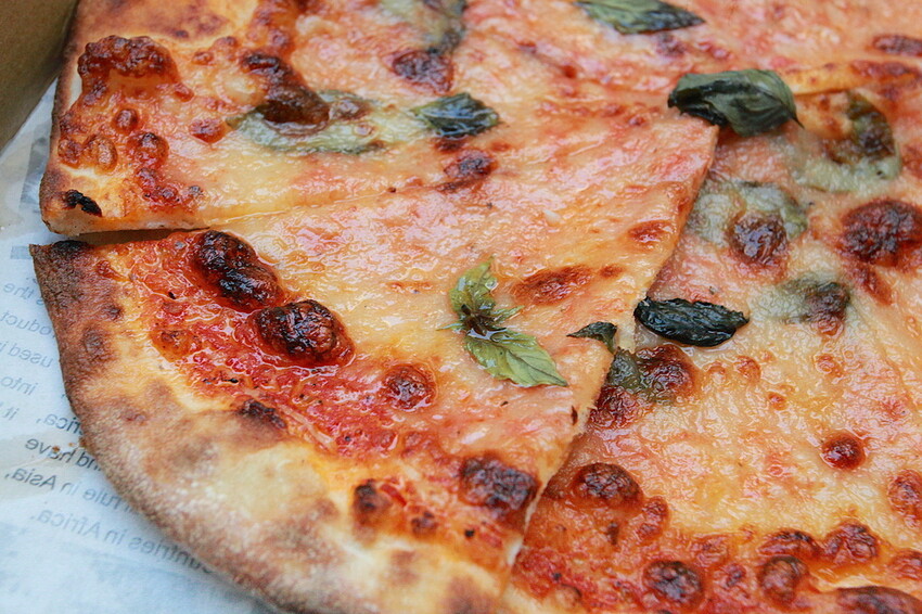 高雄市左營區吃。高雄美食｜左營區。「JAN's Table｜酸種羅馬披薩」龍華市場美食，超酥脆薄皮用料實在酸種薄皮披薩「JAN