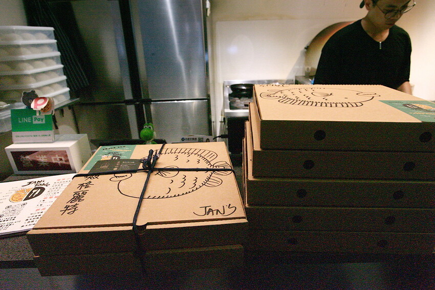 高雄市左營區吃。高雄美食｜左營區。「JAN's Table｜酸種羅馬披薩」龍華市場美食，超酥脆薄皮用料實在酸種薄皮披薩「JAN