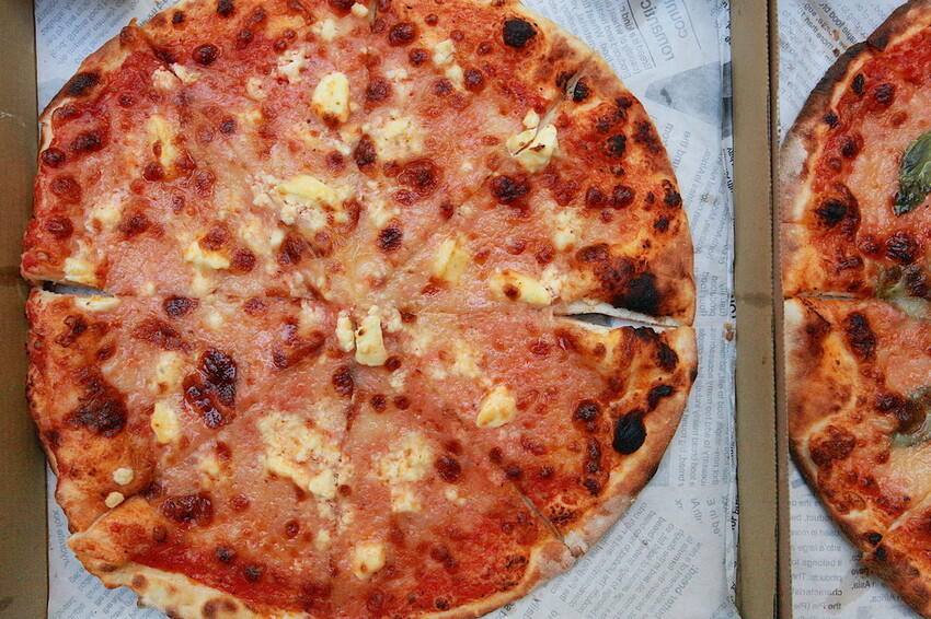 高雄市左營區吃。高雄美食｜左營區。「JAN's Table｜酸種羅馬披薩」龍華市場美食，超酥脆薄皮用料實在酸種薄皮披薩「JAN