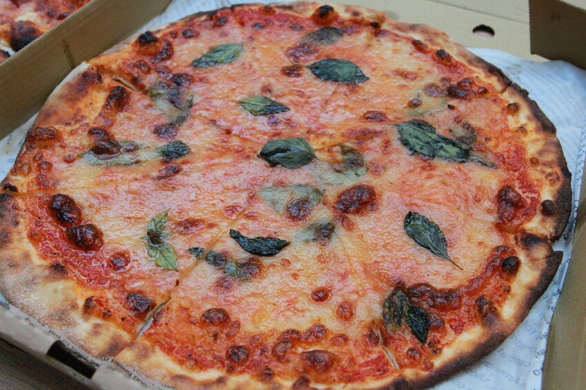 高雄市左營區吃。高雄美食｜左營區。「JAN's Table｜酸種羅馬披薩」龍華市場美食，超酥脆薄皮用料實在酸種薄皮披薩「JAN