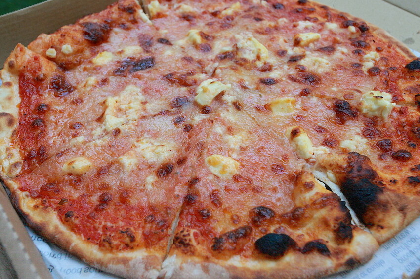 高雄市左營區吃。高雄美食｜左營區。「JAN's Table｜酸種羅馬披薩」龍華市場美食，超酥脆薄皮用料實在酸種薄皮披薩「JAN