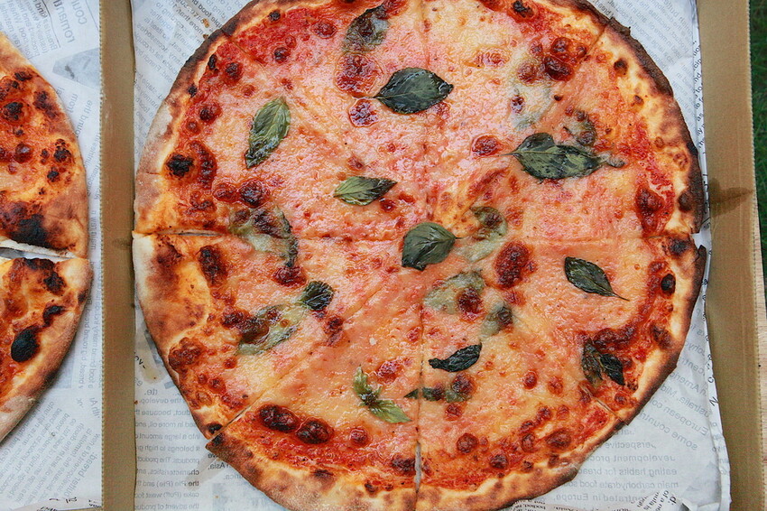 高雄市左營區吃。高雄美食｜左營區。「JAN's Table｜酸種羅馬披薩」龍華市場美食，超酥脆薄皮用料實在酸種薄皮披薩「JAN