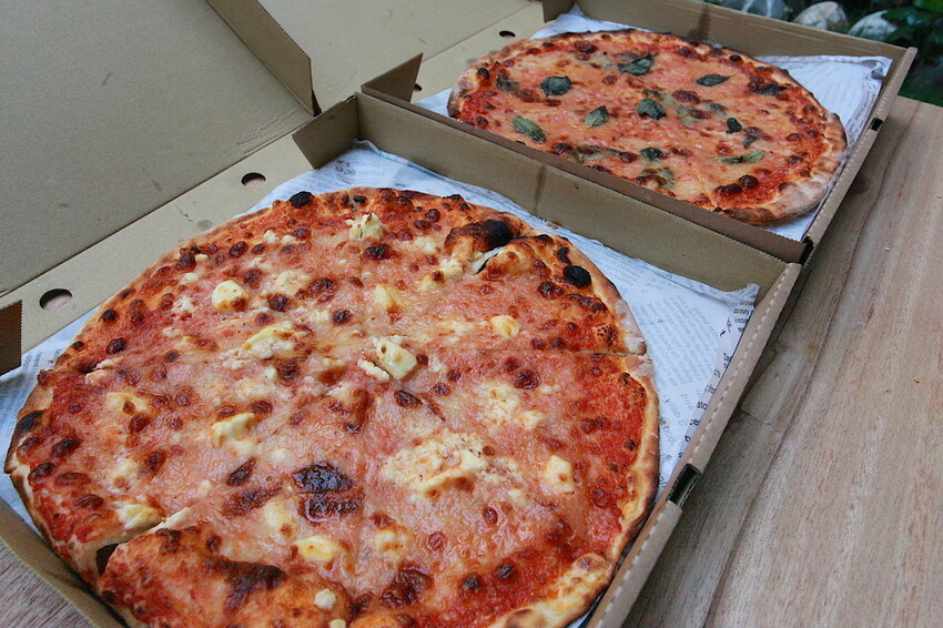 高雄市左營區吃。高雄美食｜左營區。「JAN's Table｜酸種羅馬披薩」龍華市場美食，超酥脆薄皮用料實在酸種薄皮披薩「JAN