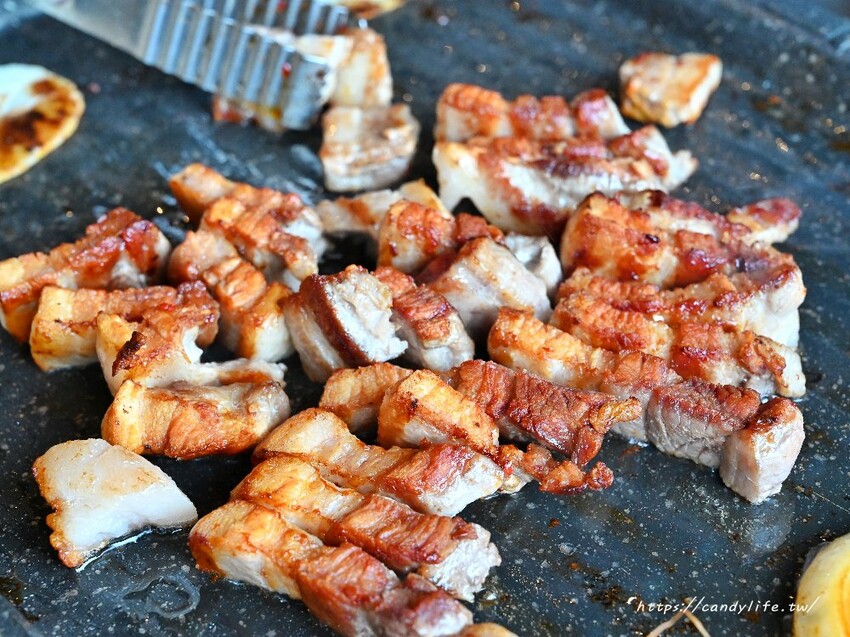 水赤床韓式烤肉餐廳|台中正宗韓式烤肉,雙人套餐只要1290元起,小菜無限續,韓屋造景超吸睛 - 糖糖's 享食生活