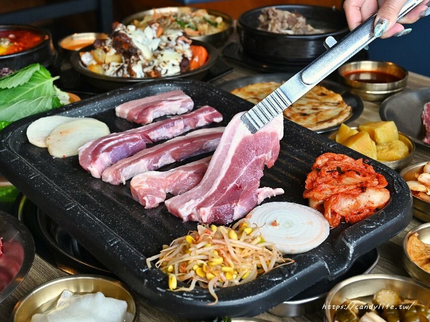 水赤床韓式烤肉餐廳|台中正宗韓式烤肉,雙人套餐只要1290元起,小菜無限續,韓屋造景超吸睛 - 糖糖's 享食生活