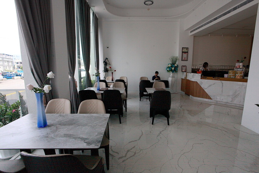 屏東縣枋寮鄉吃。屏東縣｜枋寮鄉。「愛琴海岸海景精品民宿-枋寮店」新店報報!!!!!枋寮漁港超質感民宿，俯瞰枋寮漁港享用