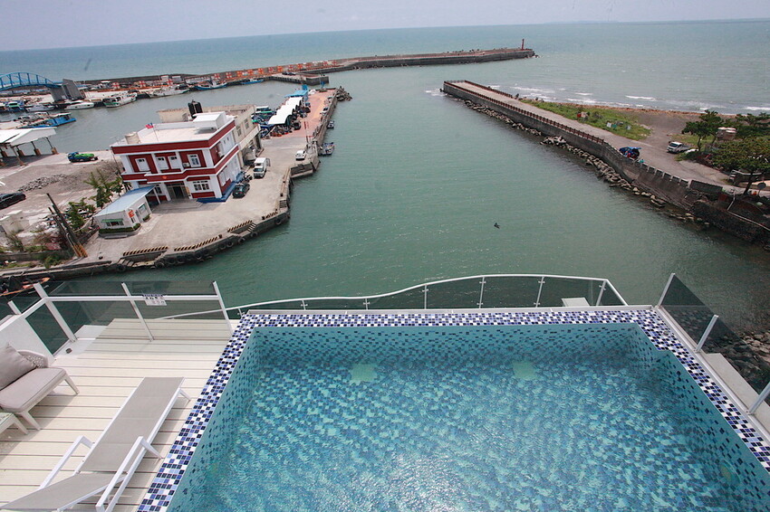 屏東縣枋寮鄉吃。屏東縣｜枋寮鄉。「愛琴海岸海景精品民宿-枋寮店」新店報報!!!!!枋寮漁港超質感民宿，俯瞰枋寮漁港享用