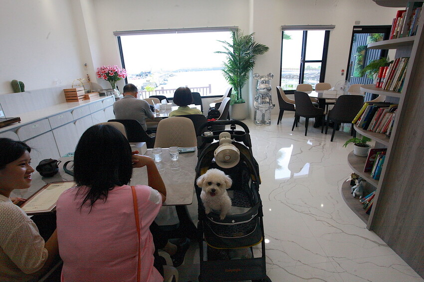 屏東縣枋寮鄉吃。屏東縣｜枋寮鄉。「愛琴海岸海景精品民宿-枋寮店」新店報報!!!!!枋寮漁港超質感民宿，俯瞰枋寮漁港享用