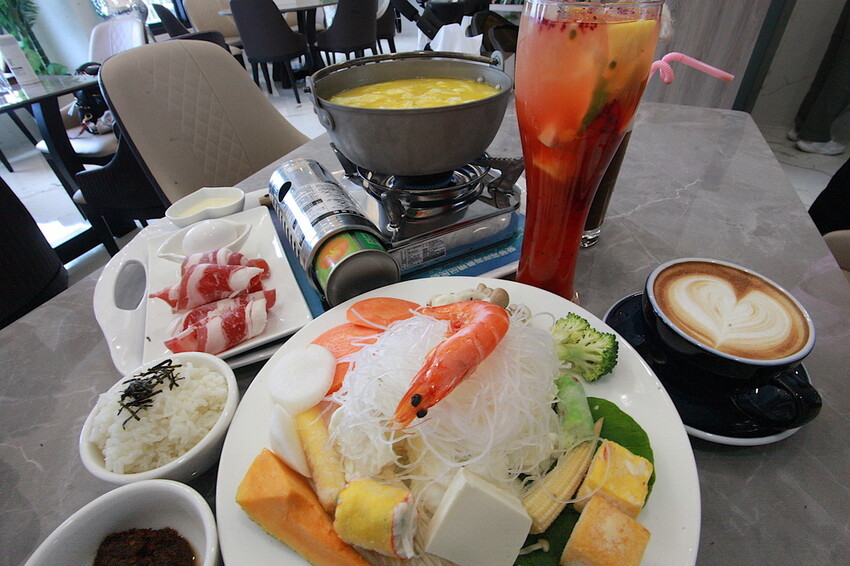 屏東縣枋寮鄉吃。屏東縣｜枋寮鄉。「愛琴海岸海景精品民宿-枋寮店」新店報報!!!!!枋寮漁港超質感民宿，俯瞰枋寮漁港享用