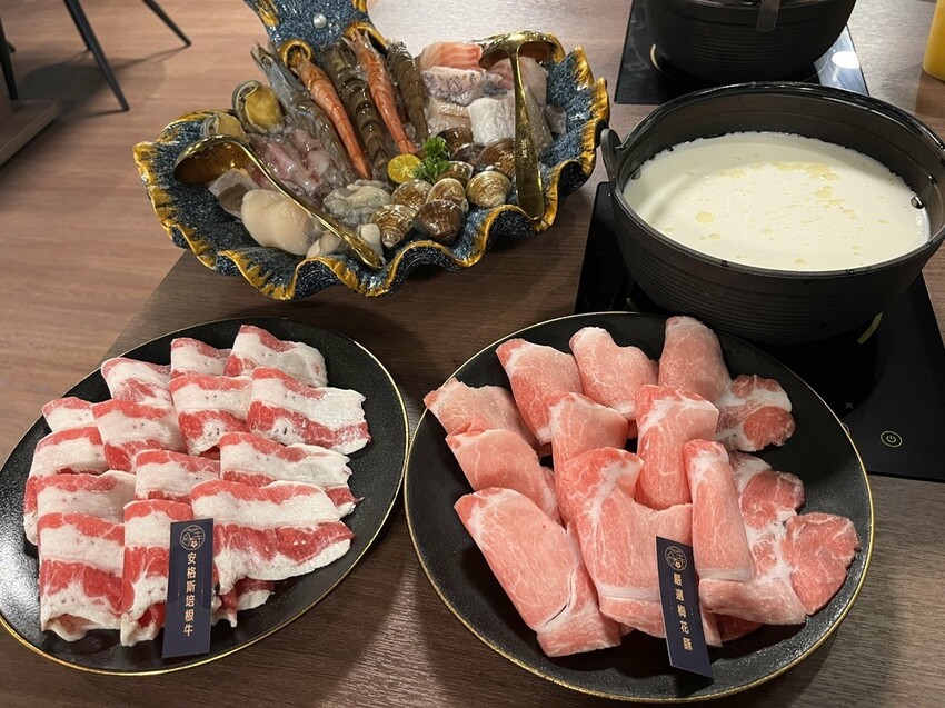 桃園市桃園區【桃園鍋物】桃園火車站火鍋【金蒔鍋物桃園站前店】空間超大冷氣超涼超適合聚餐，海鮮拼盤好霸氣，來金蒔度