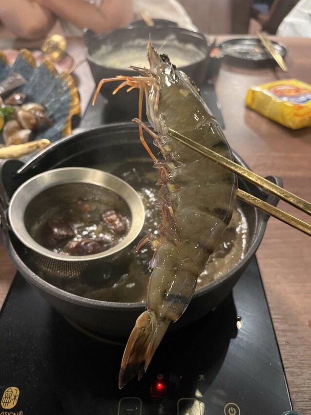 桃園市桃園區【桃園鍋物】桃園火車站火鍋【金蒔鍋物桃園站前店】空間超大冷氣超涼超適合聚餐，海鮮拼盤好霸氣，來金蒔度