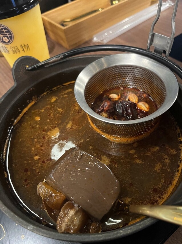 桃園市桃園區【桃園鍋物】桃園火車站火鍋【金蒔鍋物桃園站前店】空間超大冷氣超涼超適合聚餐，海鮮拼盤好霸氣，來金蒔度