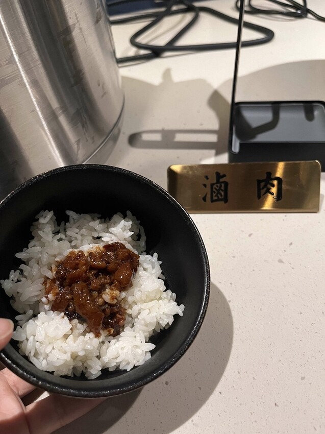 桃園市桃園區【桃園鍋物】桃園火車站火鍋【金蒔鍋物桃園站前店】空間超大冷氣超涼超適合聚餐，海鮮拼盤好霸氣，來金蒔度