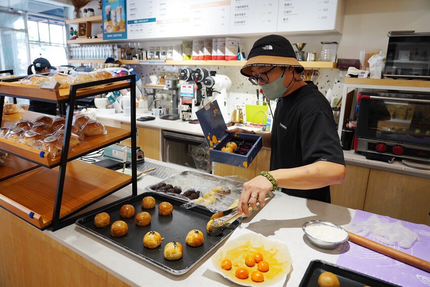 桃園藏很深法式蛋黃酥！咖啡拿鐵蛋黃酥才214大卡！還有手作麵包25元～