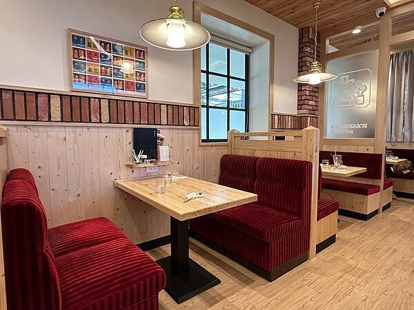 台南市東區【台南東區】客美多咖啡 - 台南平實公園店～森林系的客美多咖啡，有童話故事書的氛圍！