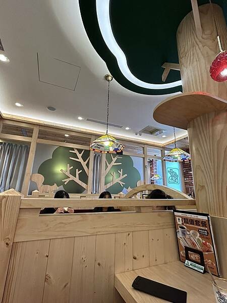 台南市東區【台南東區】客美多咖啡 - 台南平實公園店～森林系的客美多咖啡，有童話故事書的氛圍！